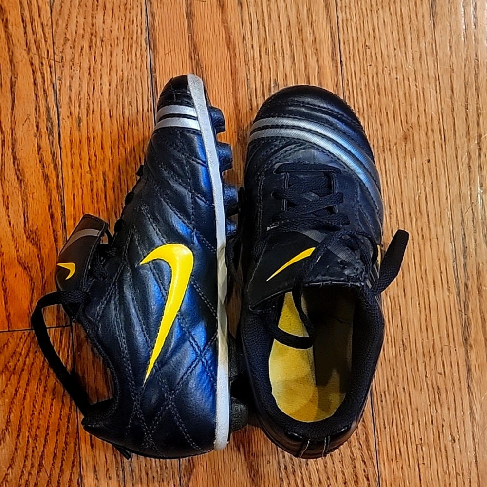 Youth soccer cleats